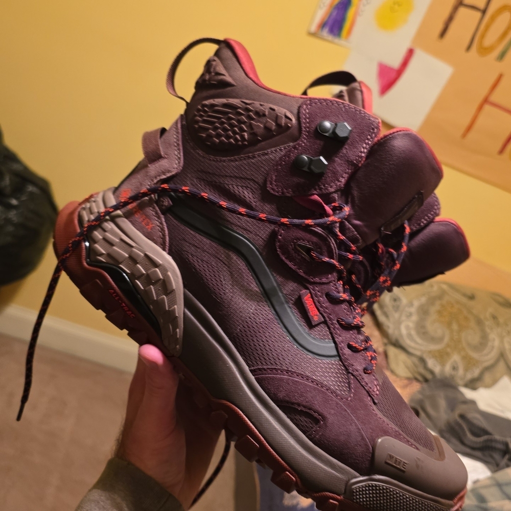Vans Size 11 Men's Rugged Hiking Boots in Deep Burgundy * New Unworn*